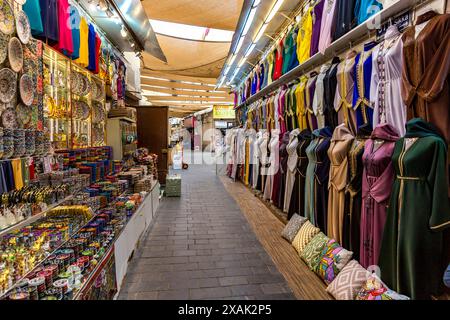 Negozi di abbigliamento tradizionale e souvenir, Grand Souk, Old Baladiya Street, Spice and Gold Souk, famosa via dello shopping con bazar, quartiere Deira, Dubai, Emirati Arabi Uniti, Medio Oriente, Asia Foto Stock