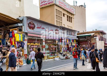 Negozi di abbigliamento tradizionale e souvenir, Grand Souk, Old Baladiya Street, Spice and Gold Souk, famosa via dello shopping con bazar, quartiere Deira, Dubai, Emirati Arabi Uniti, Medio Oriente, Asia Foto Stock