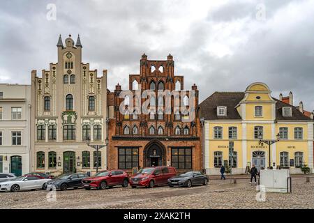 Piazza del mercato con centro comunitario Alter Schwede, città anseatica di Wismar, Meclemburgo-Pomerania Occidentale, Germania Foto Stock