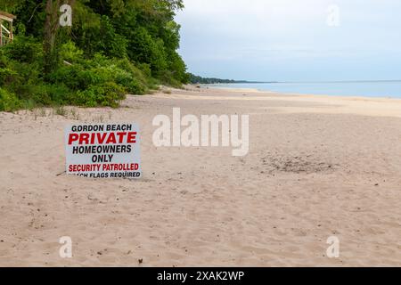 Cartello con la spiaggia privata che segna il confine di accesso pubblico. Foto Stock
