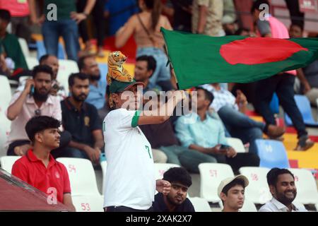 Tifosi bengalesi durante la partita di qualificazione ai Mondiali FIFA tra Bangladesh e Australia alla Bashundhara Kings Arena di Dhaka, Banglad Foto Stock