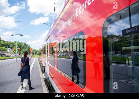 Coburg, Germania. 7 giugno 2024. Un addetto al treno sulla banchina dà il segnale per la partenza del nuovo Franconia-Turingia Express. I nuovi treni Siemens Desiro HC classe 4462 per la linea ad alta velocità Norimberga-Erfurt furono presentati alla stazione di Coburgo. Il Franconia-Thuringia Express completò quindi il suo primo viaggio. Crediti: Pia Bayer/dpa/Alamy Live News Foto Stock