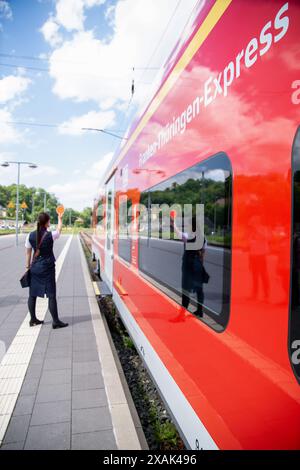 Coburg, Germania. 7 giugno 2024. Un addetto al treno sulla banchina dà il segnale per la partenza del nuovo Franconia-Turingia Express. I nuovi treni Siemens Desiro HC classe 4462 per la linea ad alta velocità Norimberga-Erfurt furono presentati alla stazione di Coburgo. Il Franconia-Thuringia Express completò quindi il suo primo viaggio. Crediti: Pia Bayer/dpa/Alamy Live News Foto Stock