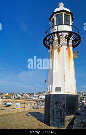 Regno Unito, Cornovaglia, porto di St Ives, molo di Smeatons e faro Foto Stock
