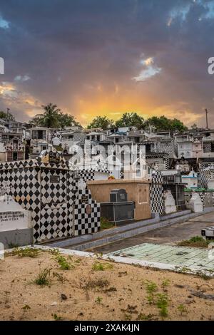 Famoso cimitero, molti mausolei o grandi tombe decorate con piastrelle, spesso in bianco e nero. Edifici densamente costruiti sotto il tramonto Cimetiere de Morne-a-l'eau, Grand Terre, Guadalupa, Caraibi Foto Stock