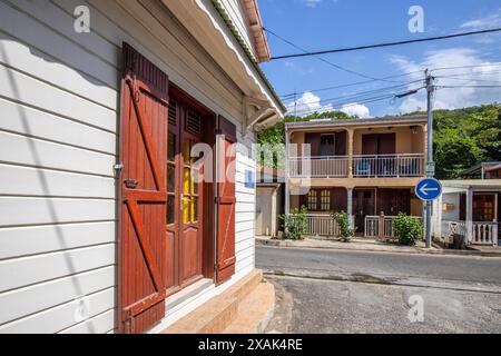 Deshaies, storico edificio caraibico in legno di una strada a Guadalupa, Caraibi, Antille francesi Foto Stock