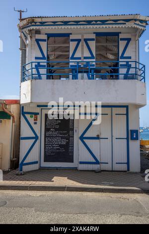 Deshaies, storico edificio caraibico in legno di una strada a Guadalupa, Caraibi, Antille francesi Foto Stock