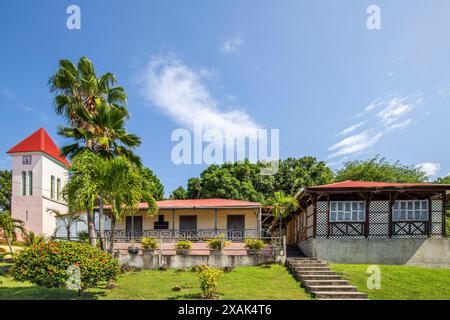 Deshaies, storico edificio caraibico in legno di una strada a Guadalupa, Caraibi, Antille francesi Foto Stock