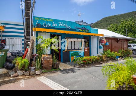 Deshaies, storico edificio caraibico in legno di una strada a Guadalupa, Caraibi, Antille francesi Foto Stock