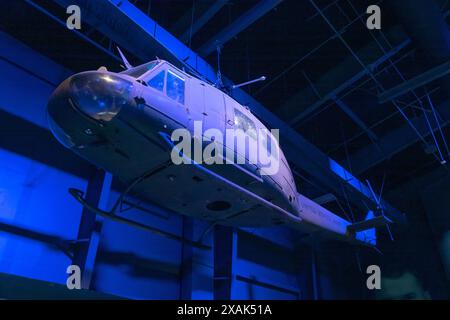 Un elicottero UH-1 Huey in mostra al Sullenberger Aviation Museum di Charlotte, Carolina del Nord. Foto Stock