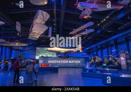 Una vista panoramica degli aerei in mostra al Sullenberger Aviation Museum di Charlotte, Carolina del Nord. Foto Stock