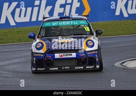 Lewis Selby, Mini JCW, NAPA Racing UK, Vertu MINI Challenge 2024, gare di venti minuti, gare a marchio singolo, suddivise in due categorie: JCW e JCW SP Foto Stock