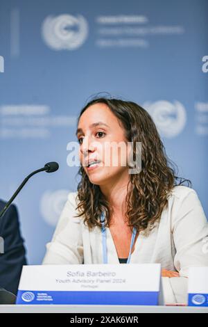 Bonn, Germania, Germania. 6 giugno 2024. SOFIA BARBIERO, Youth Advisory Panel 2024 del Portogallo e membro dell'AZIONE PER L'ADATTAMENTO AI CAMBIAMENTI CLIMATICI GIOVANILI, il GIORNO 2024, parla a una conferenza stampa promozionale durante la prima settimana della conferenza SB60 sui cambiamenti climatici. La giornata d'azione è programmata come iniziativa globale per riunire i bambini di tutto il mondo il 12 ottobre. L'SB 60 è il punto di partenza.preparativi per l'evento COP29 che si terrà a Baku, Azerbaigian, nel mese di novembre di quest'anno. (Credit Image: © Bianca Otero/ZUMA Press Wire) SOLO PER USO EDITORIALE! Non per USO commerciale! Foto Stock