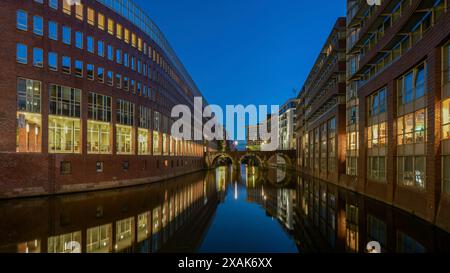 Ellerntorsbrücke, conduce oltre la Bleichenfleet nel centro di Amburgo, Fleethof a sinistra, Amburgo, Germania Foto Stock