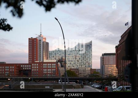 Elbphilharmonie, tramonto, nuvole rossastre, Amburgo, Germania Foto Stock