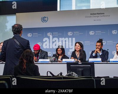 Bonn, Germania, Germania. 6 giugno 2024. Un gruppo di GIOVANI PARTECIPANTI AL GIORNO 2024 DELL'AZIONE PER L'ADATTAMENTO AL CLIMA risponde alle domande di una conferenza stampa promozionale con tutti gli ambasciatori e i principali rappresentanti durante la prima settimana della conferenza SB60 sui cambiamenti climatici. La giornata d'azione è programmata come iniziativa globale per riunire i bambini di tutto il mondo il 12 ottobre. L'SB 60 è il punto di partenza.preparativi per l'evento COP29 che si terrà a Baku, Azerbaigian, nel mese di novembre di quest'anno. (Credit Image: © Bianca Otero/ZUMA Press Wire) SOLO PER USO EDITORIALE! Non per USO commerciale! Foto Stock