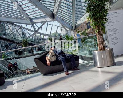 Bonn, Germania, Germania. 6 giugno 2024. Una persona si riposa su un divano nella sala principale del World Conference Center di Bonn durante la prima settimana della conferenza SB60 sui cambiamenti climatici. I preparativi per l'evento COP29 che si terrà a Baku, Azerbaigian, nel novembre di quest'anno. (Credit Image: © Bianca Otero/ZUMA Press Wire) SOLO PER USO EDITORIALE! Non per USO commerciale! Foto Stock