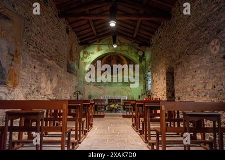 VARENNA, ITALIA - 5 OTTOBRE 2023 - chiesa molto antica di San Giovanni Battista a Varenna, lago di Como, Italia Foto Stock