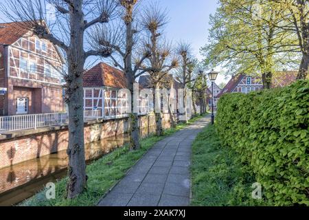 Il Jorker Hauptwettern, un canale nella città vecchia di Jork Foto Stock