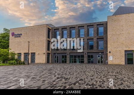 DURHAM, Regno Unito - 26 MAGGIO 2024: Costruzione della Durham University a Durham, Regno Unito. Durham University Building con logo su di esso Durham Regno Unito *** DURHA Foto Stock
