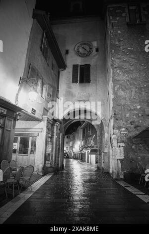 Una notte umida in Rue Sainte-Claire, Annecy, Francia Foto Stock