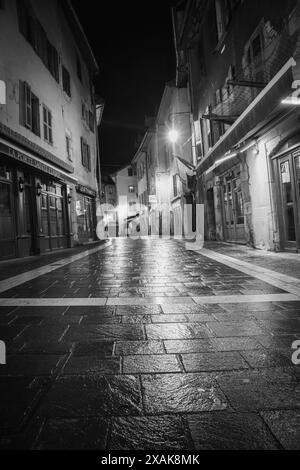 Una notte umida in Rue Sainte-Claire, Annecy, Francia Foto Stock