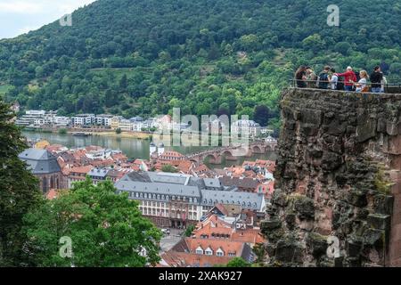 Europa, Germania, Baden-Württemberg, Heidelberg, turisti in un punto panoramico del castello di Heidelberg con vista sulla città vecchia e sul fiume Neckar Foto Stock