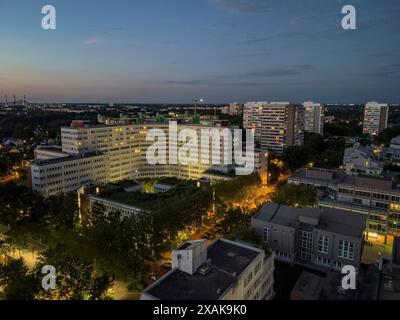 Europa, Germania, Baviera, Monaco di Baviera, Vista sull'Arabellapark di Monaco-Bogenhausen in una serata estiva Foto Stock