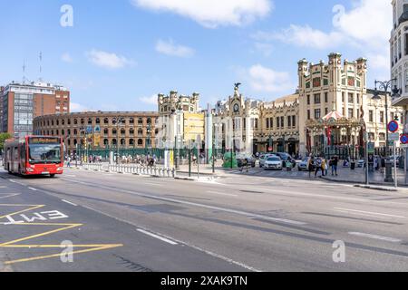 Europa, Spagna, provincia di Valencia, Valencia, scena di strada di fronte alla stazione ferroviaria Estació del Nord di Valencia Foto Stock