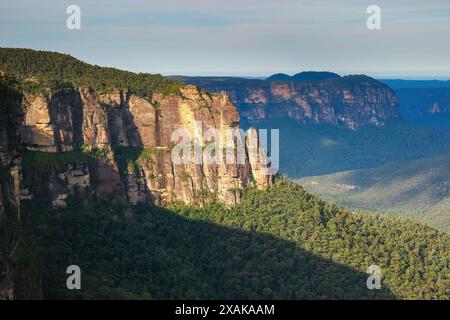 Ammira le scogliere e le lussureggianti valli del Blue Mountains National Park dal Govetts Leap Lookout nel New South Wales, Australia Foto Stock