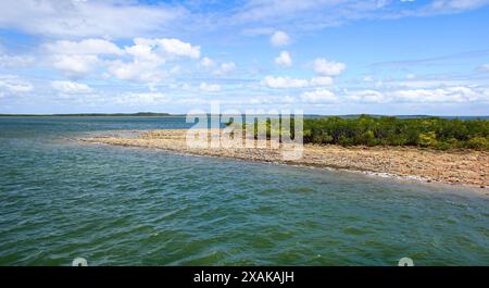 Costa di Hervey Bay sul Great Sandy Strait, tra Fraser Island e la costa continentale del Queensland in Australia - mangrovie e piogge Foto Stock