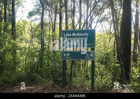 Cartello stradale che indica il lago McKenzie (Boorangoora) sull'isola Fraser (K'gari) nel Queensland, Australia Foto Stock