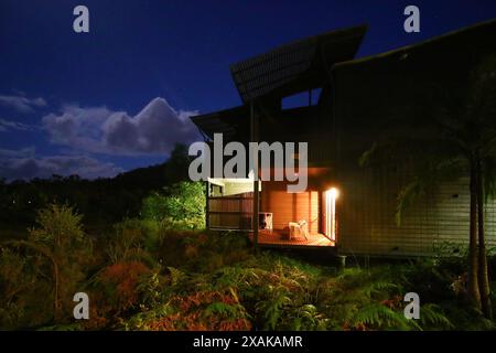 Cottage del Kingfisher Bay Resort di notte, sulla costa occidentale (continentale) di Fraser Island nel Queensland, Australia Foto Stock