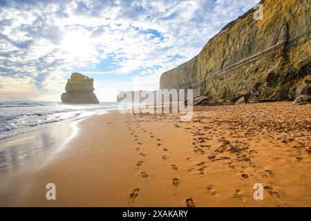 Pila calcarea al largo sulla Gibson Beach presso il Twelve Apostles Marine National Park lungo la Great Ocean Road a Victoria, Australia Foto Stock