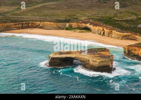 Arco naturale al largo del London Bridge nel Parco Nazionale di Port Campbell lungo la Great Ocean Road, Victoria, Australia - formazione di pile di calcare in Foto Stock