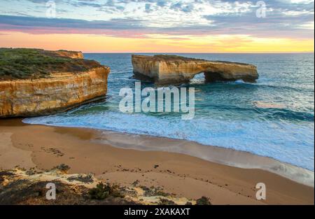 Arco naturale al largo del London Bridge nel Parco Nazionale di Port Campbell lungo la Great Ocean Road, Victoria, Australia - formazione di pile di calcare in Foto Stock