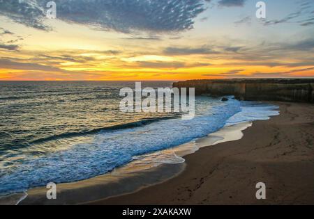 Arco naturale al largo del London Bridge nel Parco Nazionale di Port Campbell lungo la Great Ocean Road, Victoria, Australia - formazione di pile di calcare in Foto Stock