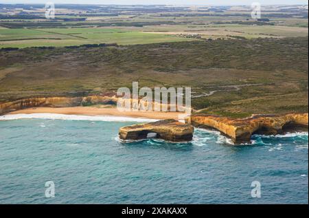 Arco naturale al largo del London Bridge nel Parco Nazionale di Port Campbell lungo la Great Ocean Road, Victoria, Australia - formazione di pile di calcare in Foto Stock