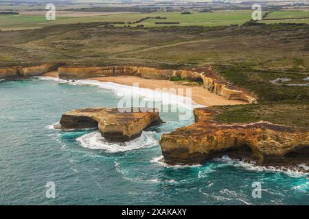 Arco naturale al largo del London Bridge nel Parco Nazionale di Port Campbell lungo la Great Ocean Road, Victoria, Australia - formazione di pile di calcare in Foto Stock