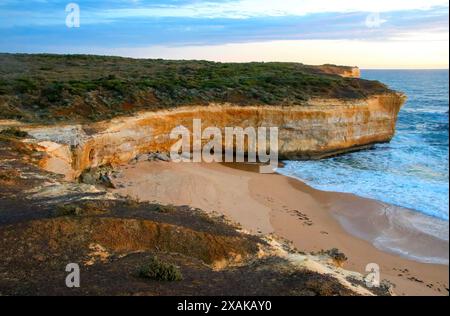 Arco naturale al largo del London Bridge nel Parco Nazionale di Port Campbell lungo la Great Ocean Road, Victoria, Australia - formazione di pile di calcare in Foto Stock