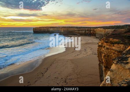 Arco naturale al largo del London Bridge nel Parco Nazionale di Port Campbell lungo la Great Ocean Road, Victoria, Australia - formazione di pile di calcare in Foto Stock