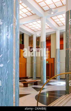 Atrio principale della sede del Parlamento dell'Australia, decorato con colonne di marmo verde e una scala di marmo bianco a Canberra, Australian Capital Terr Foto Stock