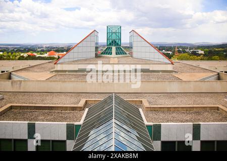 Sul tetto della sede semi-sepolta del Parlamento australiano a Capital Hill a Canberra, territorio della capitale australiana Foto Stock