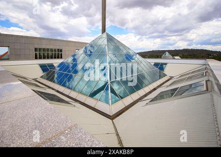 Sul tetto della sede semi-sepolta del Parlamento australiano a Capital Hill a Canberra, territorio della capitale australiana Foto Stock