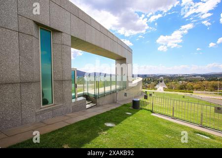 Sul tetto della sede semi-sepolta del Parlamento australiano a Capital Hill a Canberra, territorio della capitale australiana Foto Stock