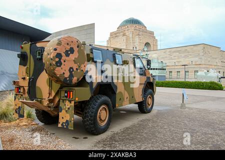 Veicolo corazzato di fanteria Bushmaster fuori dall'Australian War Memorial a Campbell vicino a Canberra, territorio della capitale australiana Foto Stock