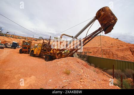 Vecchio camion con soffianti arrugginito nell'aspro deserto fuori dalla miniera Old Timers a Coober Pedy, Australia meridionale Foto Stock