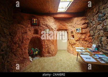 Chiesa cattolica sotterranea di San Pietro e San Paolo a Coober Pedy, Australia meridionale - luogo religioso scavato in pietra arenaria nella capitale dell'opale Foto Stock