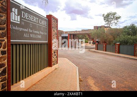 Ingresso esterno del Desert Cave Hotel a Coober Pedy, (Australia meridionale), scavato in pietra arenaria in questa città mineraria, soprannominata la capitale dell'opale Foto Stock