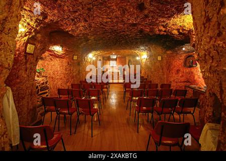 Chiesa cattolica sotterranea di San Pietro e San Paolo a Coober Pedy, Australia meridionale - luogo religioso scavato in pietra arenaria nella capitale dell'opale Foto Stock